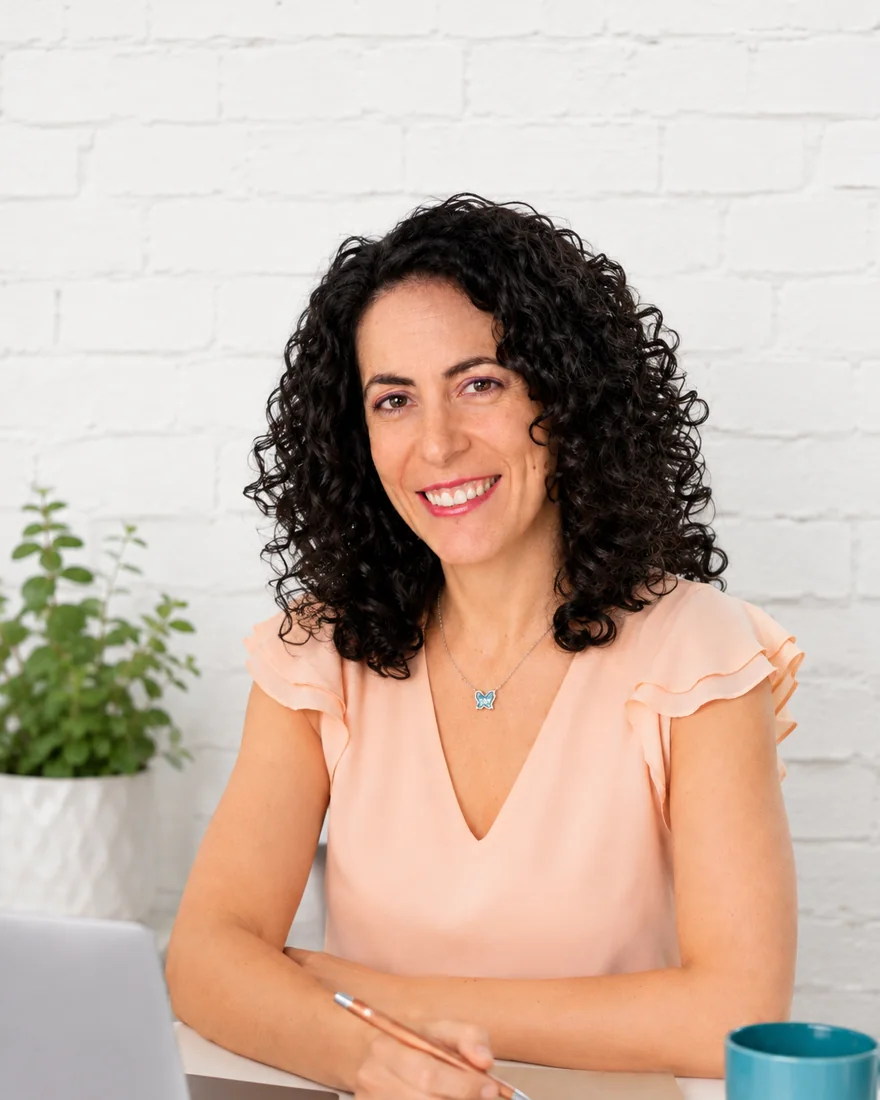 Sandra Gerez trabajando en su escritorio
